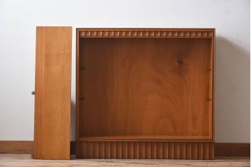 ヴィンテージ家具　イギリスビンテージ　オーク材　装飾が美しいガラス戸収納棚(戸棚、飾り棚)
