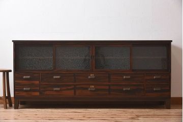 アンティーク家具　前面黒檀材　脚付き　結霜ガラス入り4枚引き戸のアンティークローボード