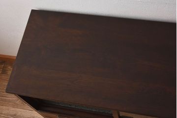 アンティーク家具　前面黒檀材　脚付き　結霜ガラス入り4枚引き戸のアンティークローボード