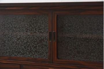 アンティーク家具　前面黒檀材　脚付き　結霜ガラス入り4枚引き戸のアンティークローボード