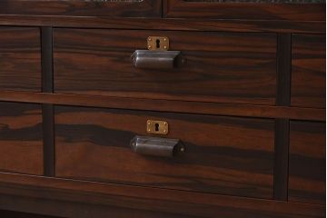 アンティーク家具　前面黒檀材　脚付き　結霜ガラス入り4枚引き戸のアンティークローボード