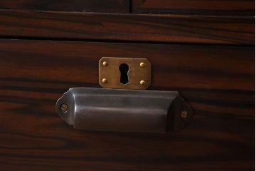 アンティーク家具　前面黒檀材　脚付き　結霜ガラス入り4枚引き戸のアンティークローボード