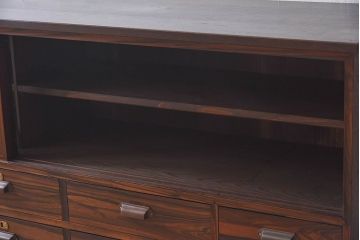 アンティーク家具　前面黒檀材　脚付き　結霜ガラス入り4枚引き戸のアンティークローボード
