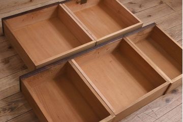 アンティーク家具　前面黒檀材　脚付き　結霜ガラス入り4枚引き戸のアンティークローボード