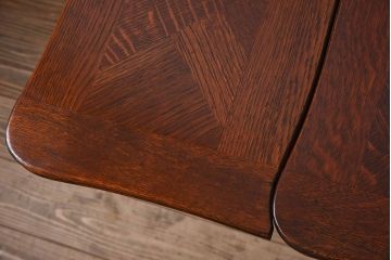 アンティーク家具　イギリスアンティーク　オーク材　パーケット天板や猫脚の作り込みが美しいエクステンションテーブル