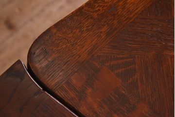 アンティーク家具　イギリスアンティーク　オーク材　パーケット天板や猫脚の作り込みが美しいエクステンションテーブル