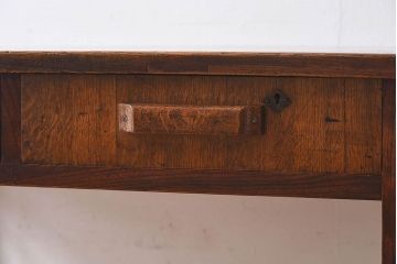 レトロ家具　昭和レトロ　2杯の引き出し付き!古い木の質感が味わい深い平机