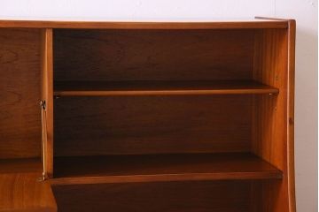 北欧家具　チーク材製　柔らかみのあるデザインのサイドーボード(サイドキャビネット)