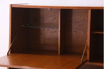 北欧家具　チーク材製　柔らかみのあるデザインのサイドーボード(サイドキャビネット)