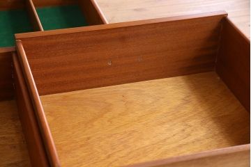 北欧家具　チーク材製　柔らかみのあるデザインのサイドーボード(サイドキャビネット)