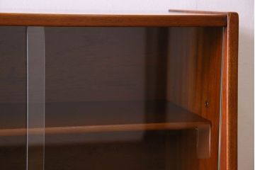 北欧家具　チーク材製　柔らかみのあるデザインのサイドーボード(サイドキャビネット)