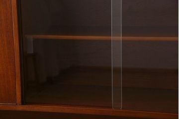北欧家具　チーク材製　柔らかみのあるデザインのサイドーボード(サイドキャビネット)