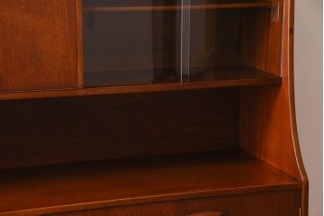 北欧家具　チーク材製　柔らかみのあるデザインのサイドーボード(サイドキャビネット)
