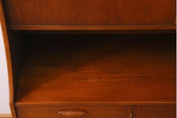 北欧家具　チーク材製　柔らかみのあるデザインのサイドーボード(サイドキャビネット)
