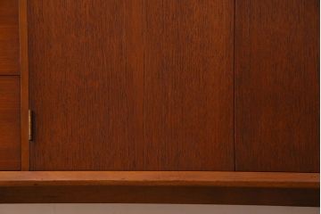 北欧家具　チーク材製　柔らかみのあるデザインのサイドーボード(サイドキャビネット)
