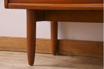 北欧家具　チーク材製　柔らかみのあるデザインのサイドーボード(サイドキャビネット)
