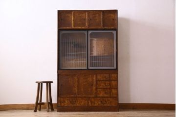 アンティーク家具　前面タモ玉杢材　ガラス引き戸のデザインがお洒落な茶箪笥