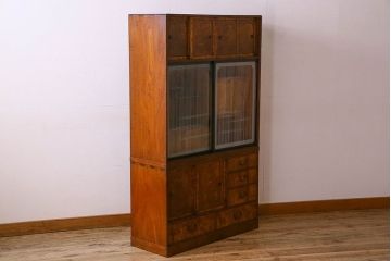 アンティーク家具　前面タモ玉杢材　ガラス引き戸のデザインがお洒落な茶箪笥