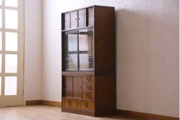 アンティーク家具　前面タモ玉杢材　ガラス引き戸のデザインがお洒落な茶箪笥