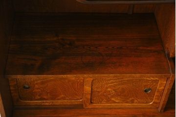 アンティーク家具　前面タモ玉杢材　ガラス引き戸のデザインがお洒落な茶箪笥