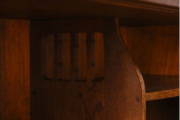 アンティーク家具　前面タモ玉杢材　ガラス引き戸のデザインがお洒落な茶箪笥