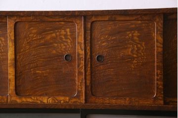 アンティーク家具　前面タモ玉杢材　ガラス引き戸のデザインがお洒落な茶箪笥