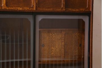アンティーク家具　前面タモ玉杢材　ガラス引き戸のデザインがお洒落な茶箪笥