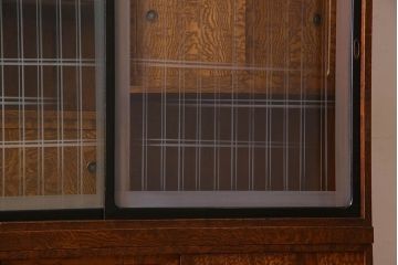 アンティーク家具　前面タモ玉杢材　ガラス引き戸のデザインがお洒落な茶箪笥
