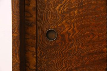 アンティーク家具　前面タモ玉杢材　ガラス引き戸のデザインがお洒落な茶箪笥