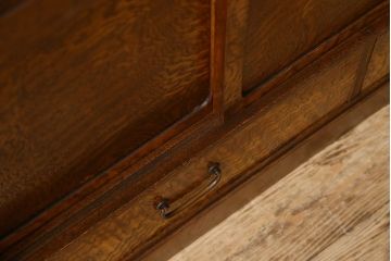 アンティーク家具　前面タモ玉杢材　ガラス引き戸のデザインがお洒落な茶箪笥
