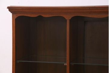 アンティーク家具　英国製　マホガニー材　彫刻が美しい上品な飾り棚(陳列棚)