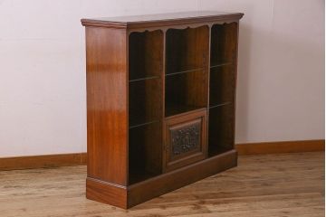 アンティーク家具　英国製　マホガニー材　彫刻が美しい上品な飾り棚(陳列棚)