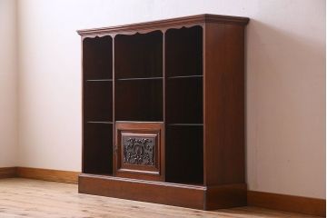 アンティーク家具　英国製　マホガニー材　彫刻が美しい上品な飾り棚(陳列棚)