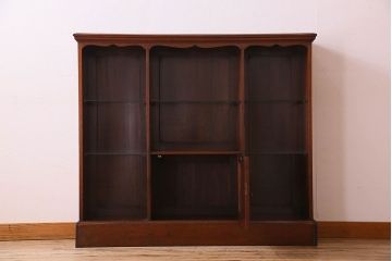 アンティーク家具　英国製　マホガニー材　彫刻が美しい上品な飾り棚(陳列棚)