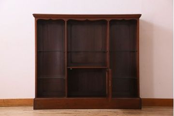 アンティーク家具　英国製　マホガニー材　彫刻が美しい上品な飾り棚(陳列棚)