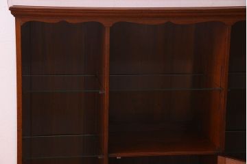 アンティーク家具　英国製　マホガニー材　彫刻が美しい上品な飾り棚(陳列棚)