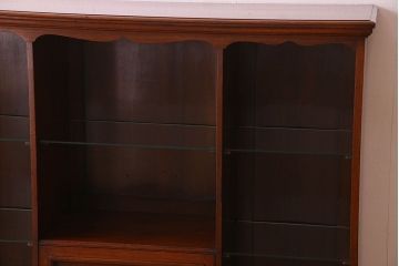 アンティーク家具　英国製　マホガニー材　彫刻が美しい上品な飾り棚(陳列棚)