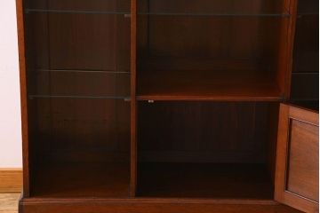 アンティーク家具　英国製　マホガニー材　彫刻が美しい上品な飾り棚(陳列棚)