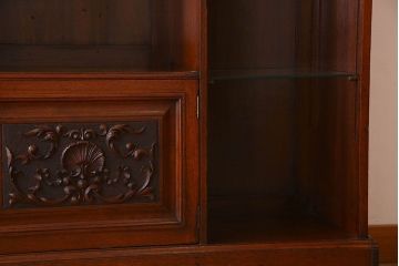 アンティーク家具　英国製　マホガニー材　彫刻が美しい上品な飾り棚(陳列棚)