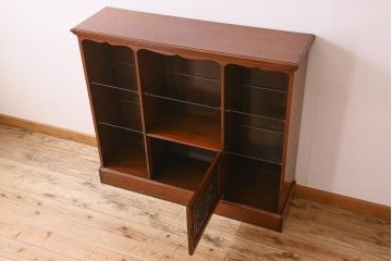 アンティーク家具　英国製　マホガニー材　彫刻が美しい上品な飾り棚(陳列棚)