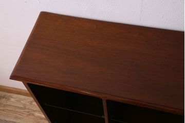 アンティーク家具　英国製　マホガニー材　彫刻が美しい上品な飾り棚(陳列棚)