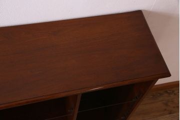 アンティーク家具　英国製　マホガニー材　彫刻が美しい上品な飾り棚(陳列棚)