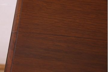 アンティーク家具　英国製　マホガニー材　彫刻が美しい上品な飾り棚(陳列棚)