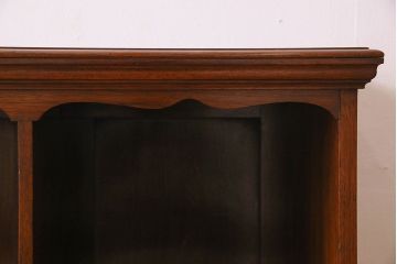 アンティーク家具　英国製　マホガニー材　彫刻が美しい上品な飾り棚(陳列棚)