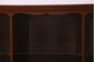 アンティーク家具　英国製　マホガニー材　彫刻が美しい上品な飾り棚(陳列棚)