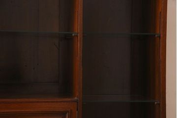 アンティーク家具　英国製　マホガニー材　彫刻が美しい上品な飾り棚(陳列棚)