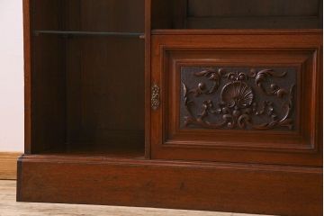 アンティーク家具　英国製　マホガニー材　彫刻が美しい上品な飾り棚(陳列棚)