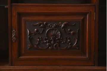 アンティーク家具　英国製　マホガニー材　彫刻が美しい上品な飾り棚(陳列棚)