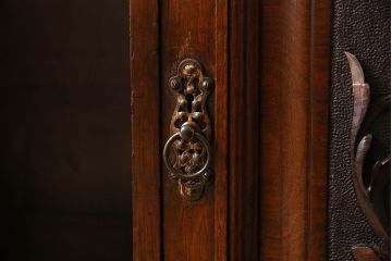 アンティーク家具　英国製　マホガニー材　彫刻が美しい上品な飾り棚(陳列棚)