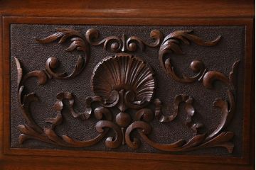 アンティーク家具　英国製　マホガニー材　彫刻が美しい上品な飾り棚(陳列棚)